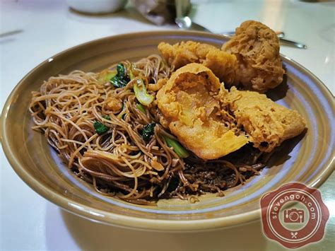 Fatty Dragon 肥龙 Pig Trotter & Fish Fillet Noodle .